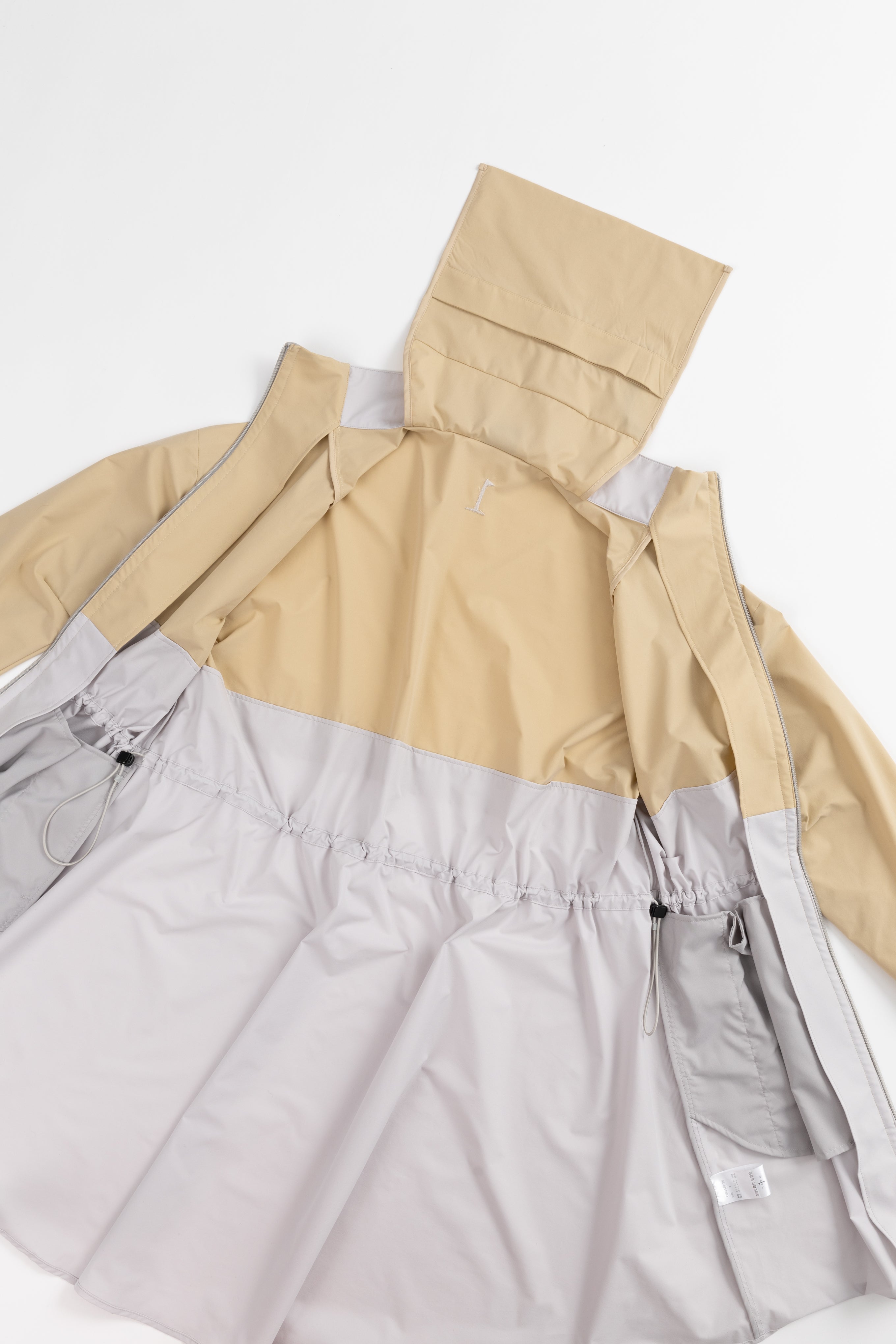 WINDPROOF & PACKABLE ONE-PIECE COAT