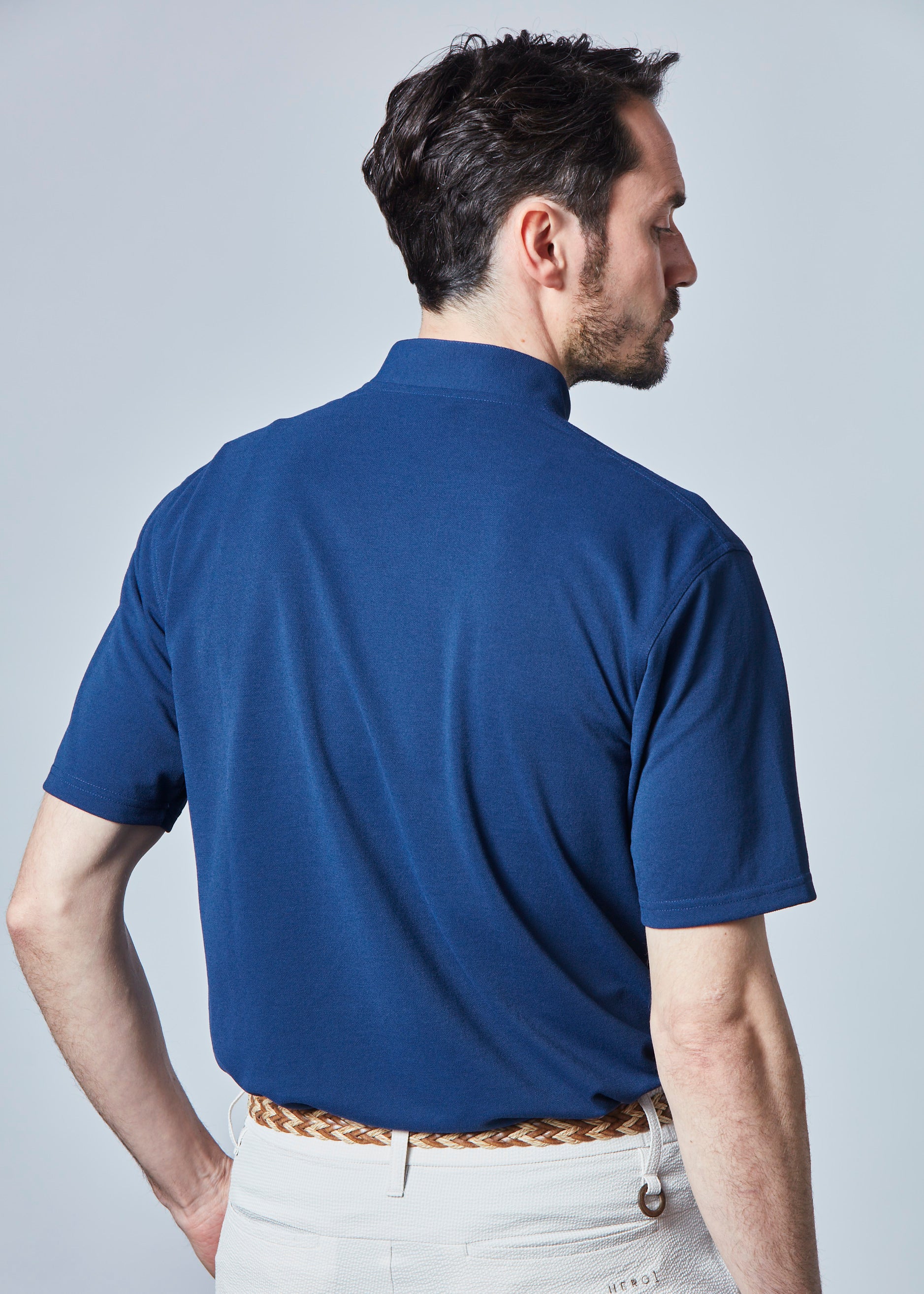 【NEW】スタンドカラーモジュラーロゴポロシャツ