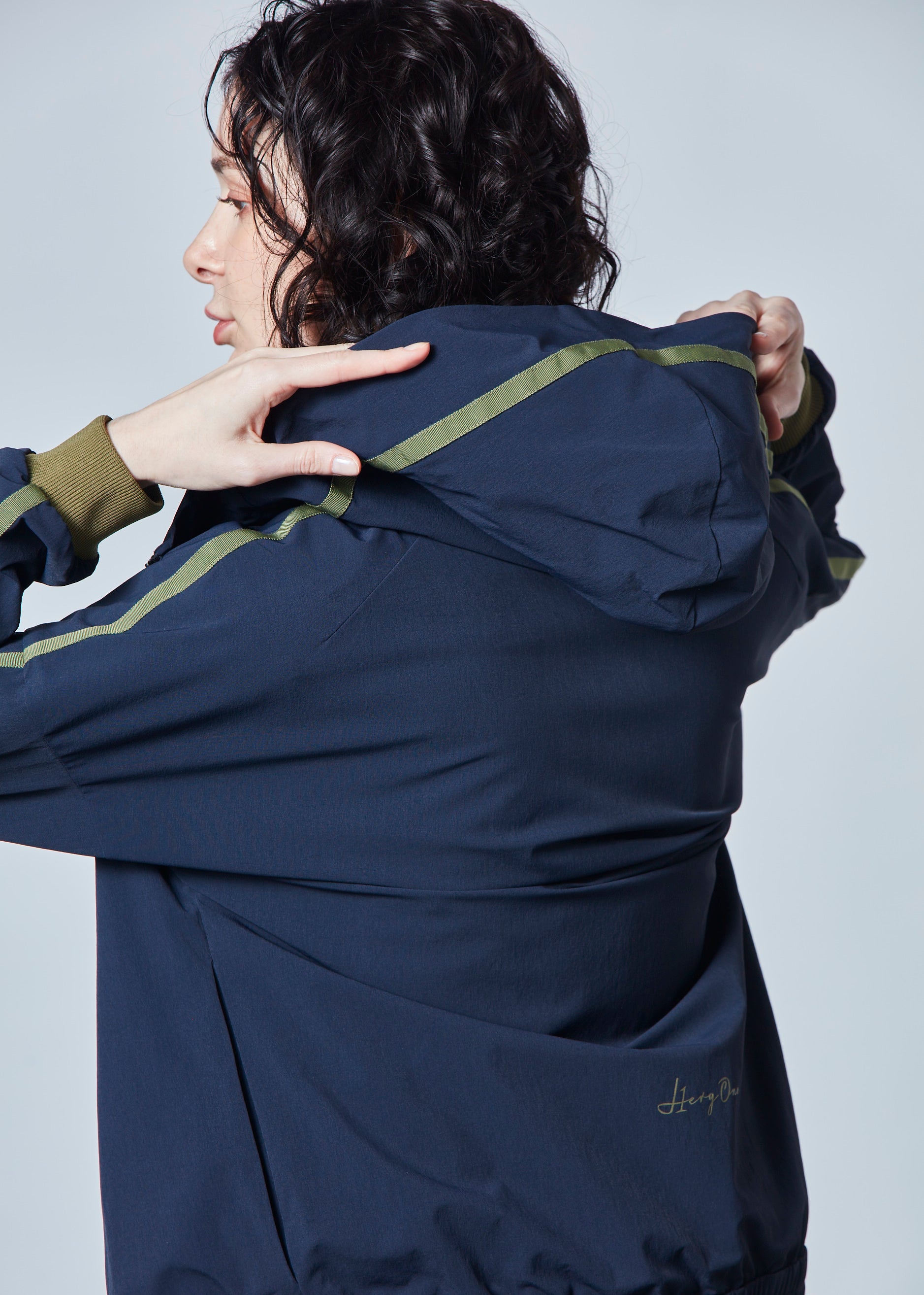 【NEW】ストレッチナイロンラインフーディジップアップ