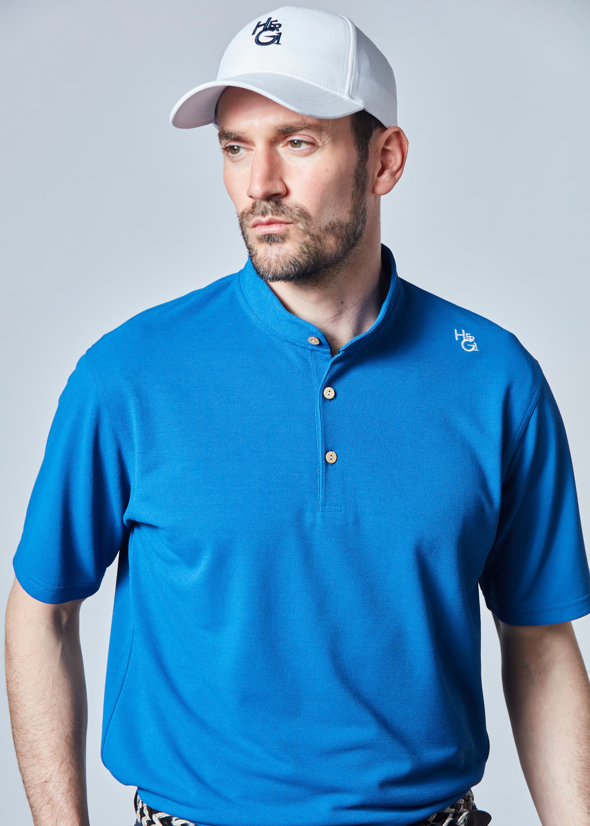 【NEW】スタンドカラーモジュラーロゴポロシャツ