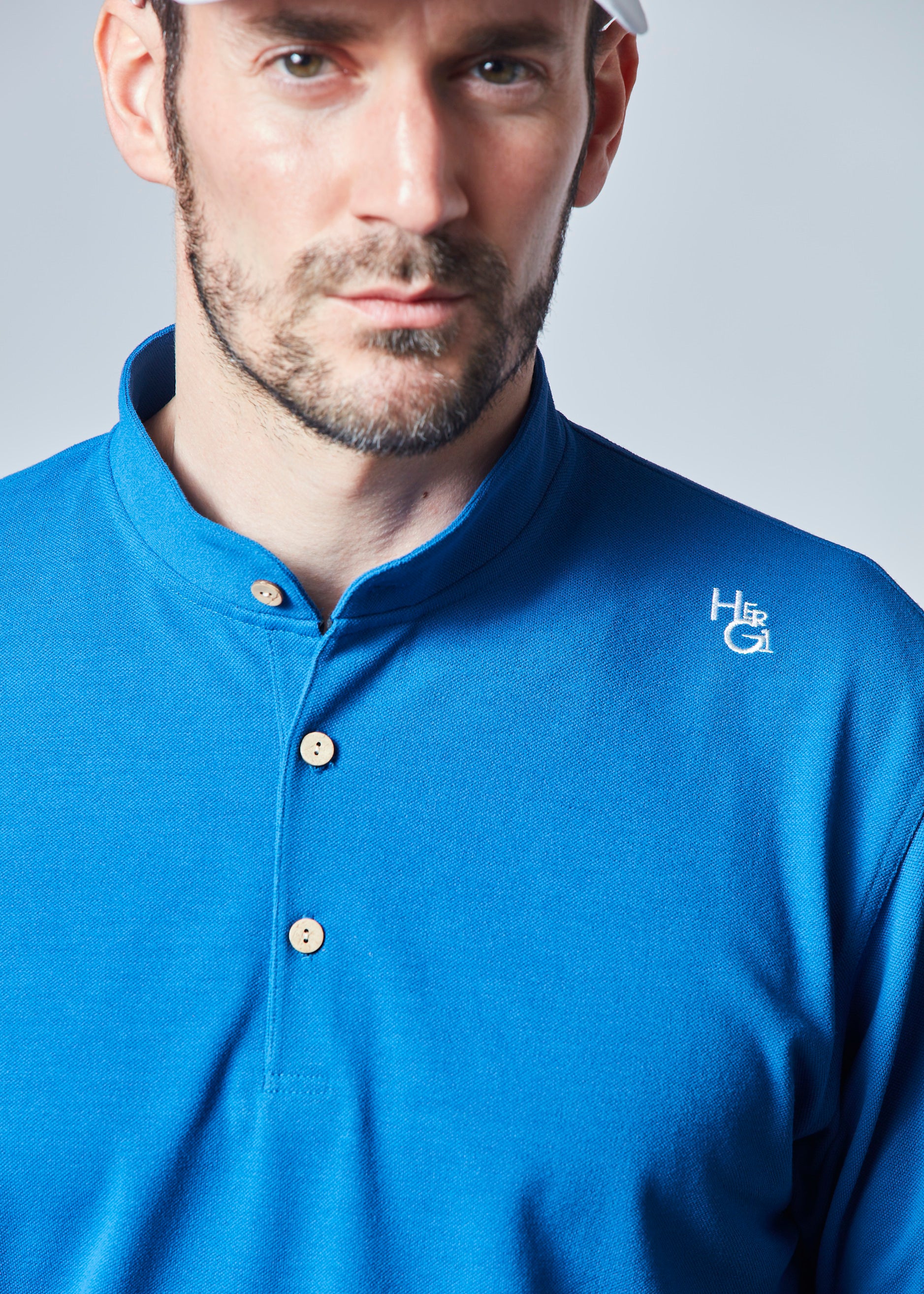 【NEW】スタンドカラーモジュラーロゴポロシャツ