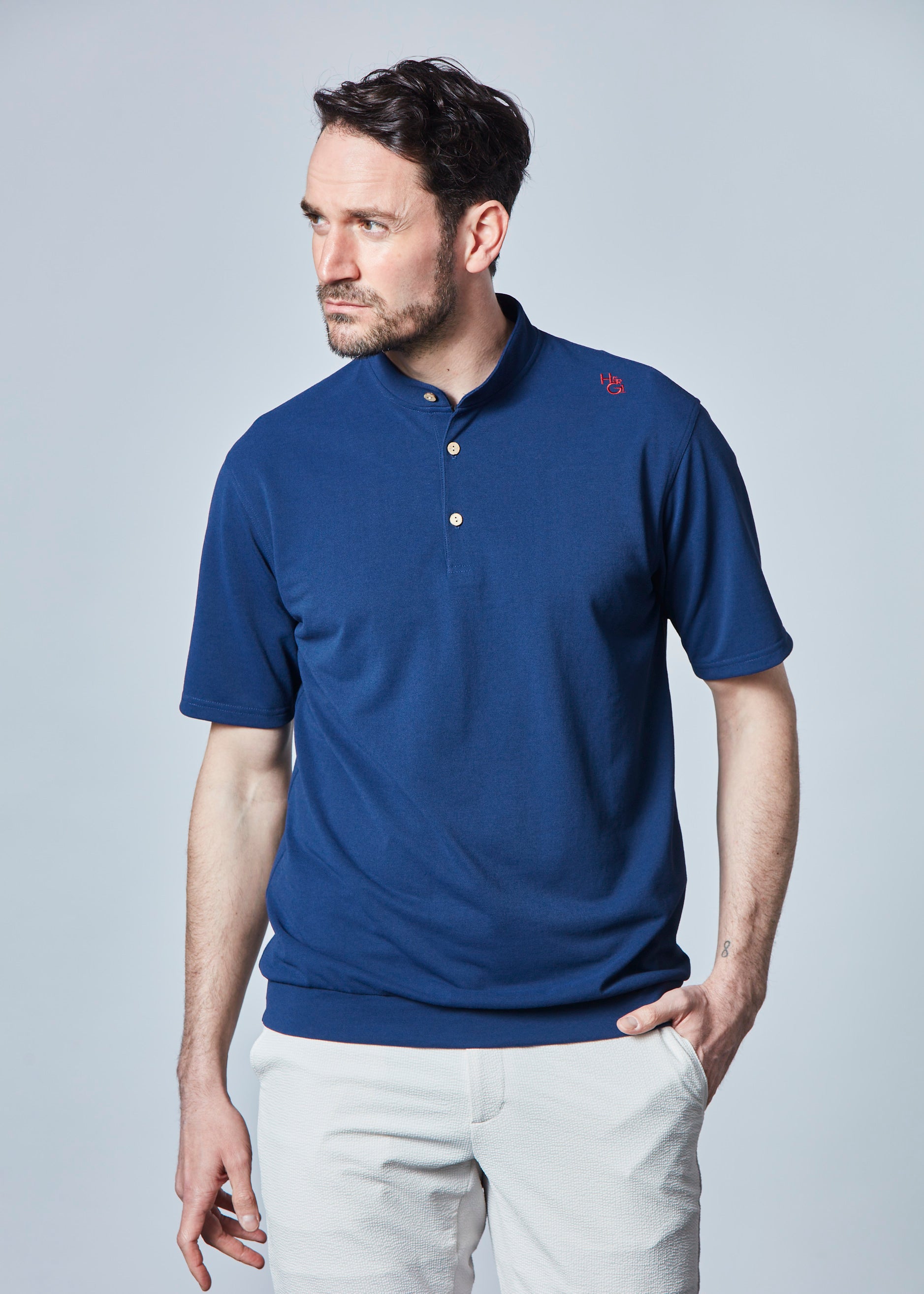 【NEW】スタンドカラーモジュラーロゴポロシャツ